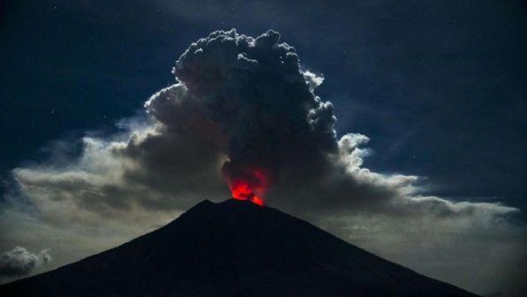 Shpërthen vullkani në Indonezi, mbyllet aeroporti [VIDEO]