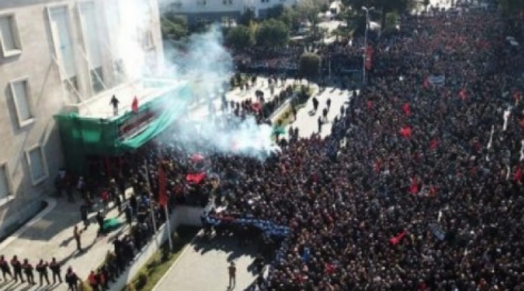 “Nata e Kadrit”, opozita shtyn protestën për në 2 qershor