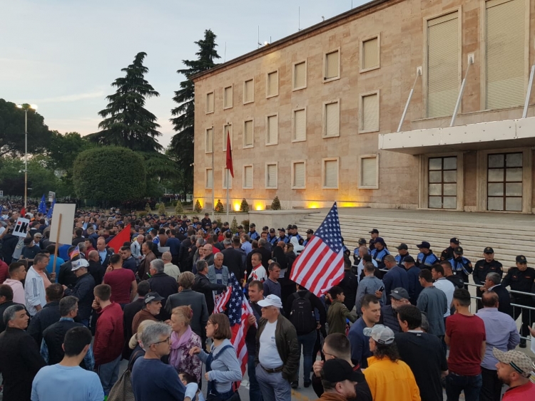 Nga ''mesazhet drejt qiellit'' e deri tek tepsitë, ja të veçantat e protestës së sotme [FOTO]