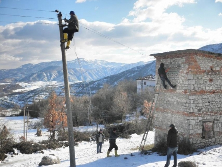 Shqipëria në “pushetin” e dëborës dhe shiut! Ja zonat më të prekura…