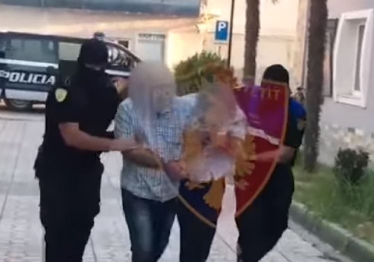Vidhnin portofolët e qytetarëve në Vlorë, pranga dy xhepistëve fierakë [VIDEO]