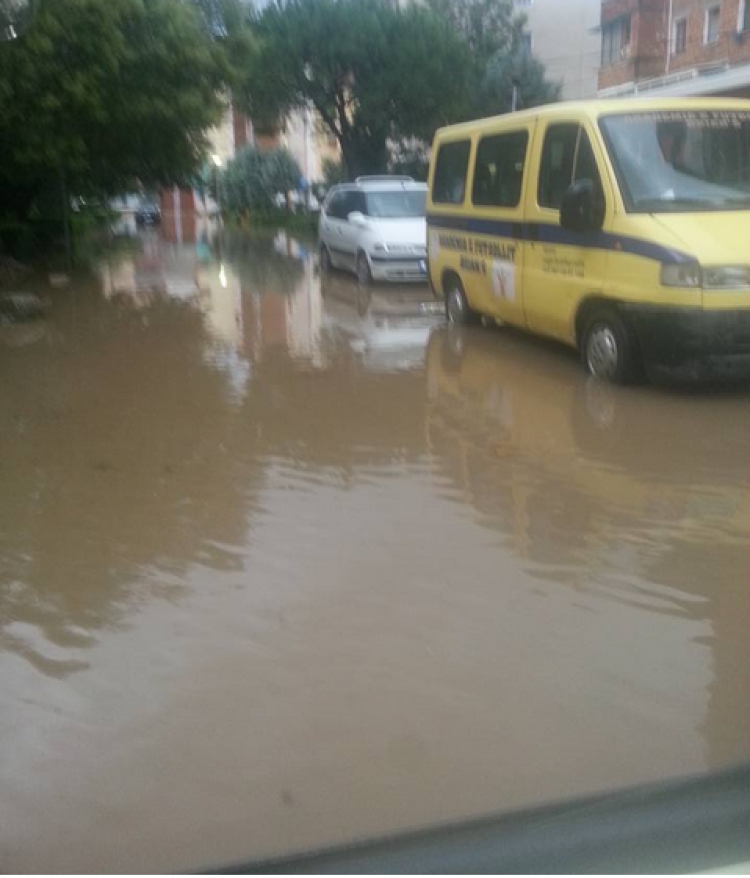 Reshjet e dendura bllokohet për 45 minuta aksi Gjirokastër-Kakavijë