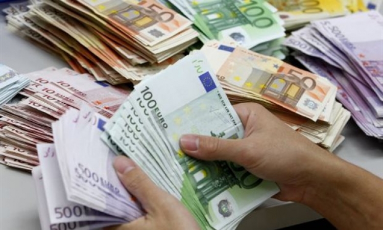 Leku ‘blindohet’ përballë euros dhe dollarit
