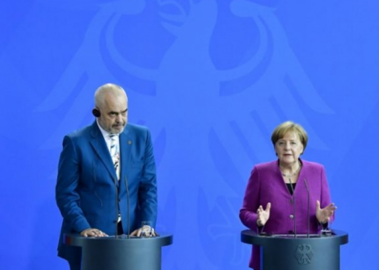 Merkel lë duarbosh Ramën, vendos parakushte për hapjen e negociatave