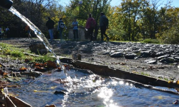 Jo të gjithë në Shqipëri kanë akses në burime uji të sigurta, raporti zbulon përqindjen