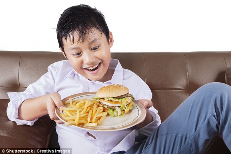 Adoleshentët që qëndrojnë gjatë para TV ushqehen keq, 1/3 fëmijëve obezë