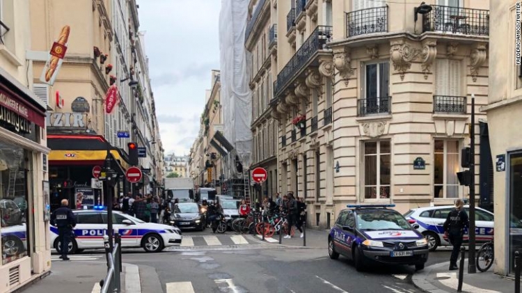 Terror në Paris. Një person i armatosur merr peng disa persona, kërcënon se ka bombë