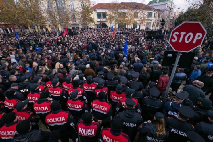 Lulzim Basha: “Brenda dhe jashtë Parlamentit shqiptarët protestuan si në çdo vend europian kur shkelet Kushtetuta dhe dhunohet drejtësia”
