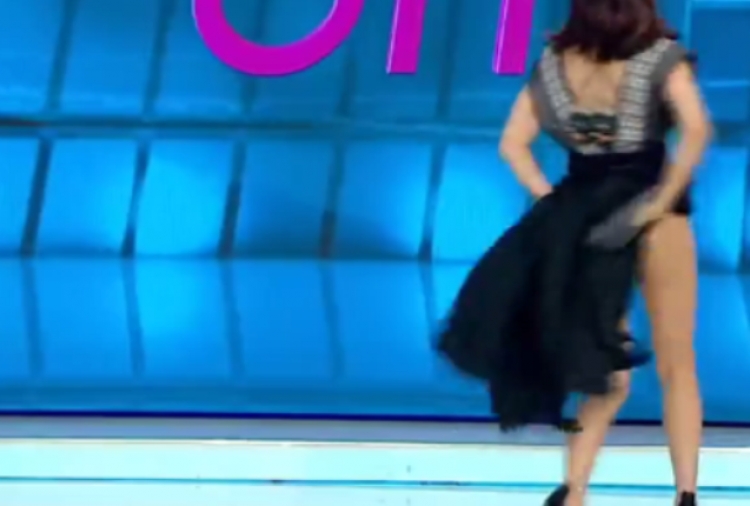 Shokon moderatorja, e ngre fustanin në mes të emisionit live! Shikoni arsyen [FOTO]