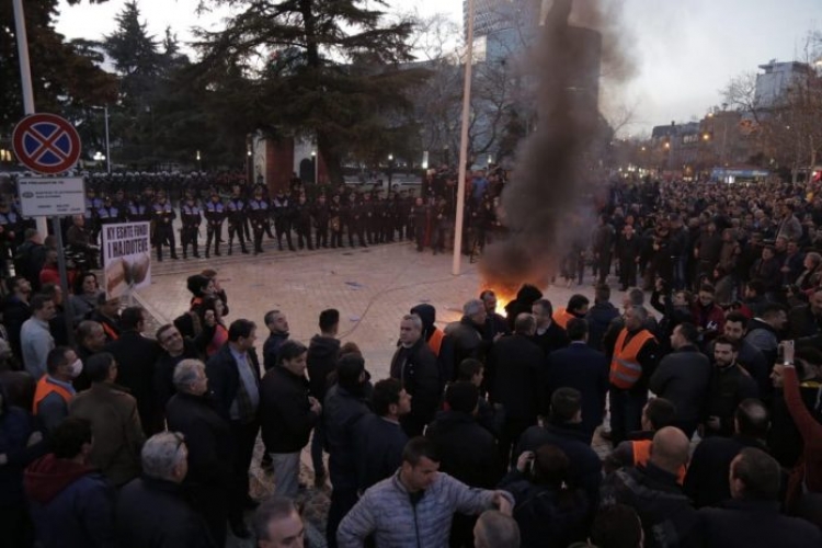 Protestuesit sulmojnë kordonin e sigurisë, Lulzim Basha vihet përballë policëve, FSHN përdor gazin lotsjellës[VIDEO]