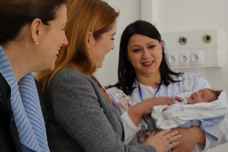 Mjekët nga Tirana realizojnë një lindje të vështirë në Gjirokastër[FOTO]
