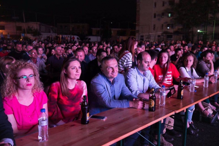 Foto lajm/Presidenti i zgjedhur Ilir Meta dhe ministrja Klajda Gjosha ndjekin finalen e “Champions League” me qindra te rinj dhe të reja  [FOTO]