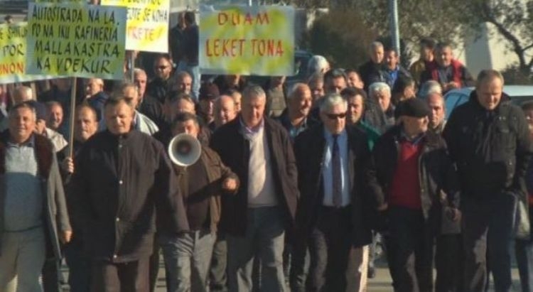 Naftëtarët e Ballshit sërish në protesta! Pas pagave kërkojnë rihapjen e uzinës dhe futjen në punë