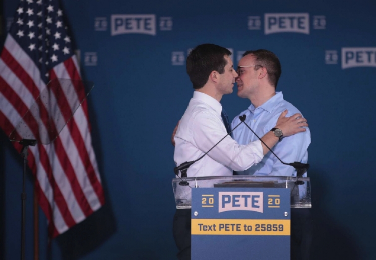 Shpërthejnë republikanët, kandidati demokrat puthet me bashkëshortin