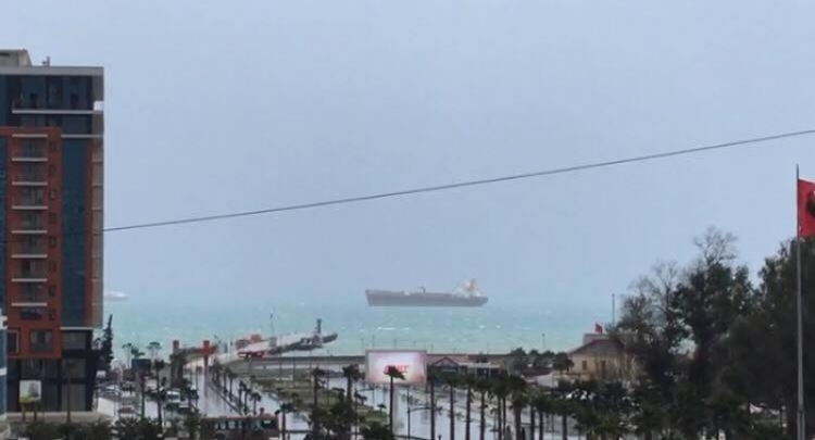 Moti i keq, trageti i linjës Vlorë-Brindisi rrezikon të anullojë udhëtimin