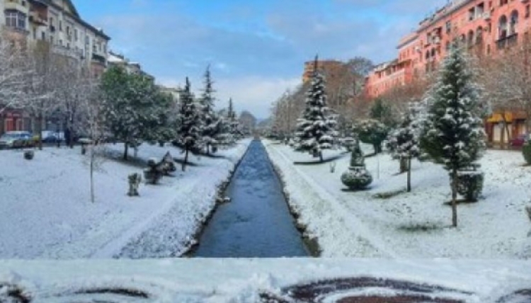 ''Çmendet'' moti, dëborë në Tiranë? Bëhuni gati, ja kur pritet të ''zbardhet'' kryeqyteti! [FOTO]