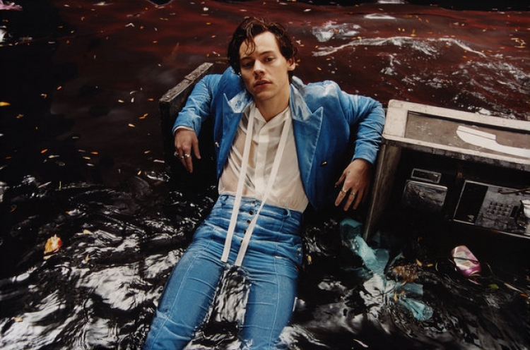 Harry Styles fluturon si shqiponjë në klipin e ri [VIDEO]