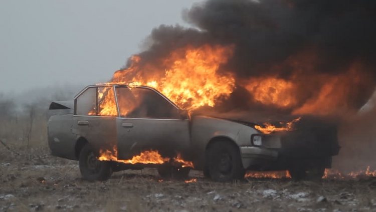 Fier, shpërthen në flakë automjeti tip 