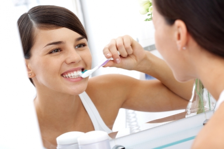 E keni akoma dilemën kur ti lani dhëmbët në mëngjes apo në darkë? Ja se çfarë ju sugjerojnë ekspertët...